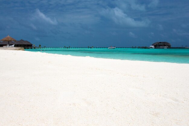 Mer tropicale sous le ciel bleu