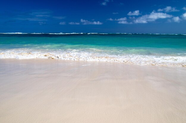 Mer tropicale sous le ciel bleu