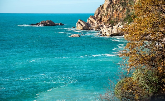 Mer turquoise, rocher et rivage. Adriatique. Tourisme.