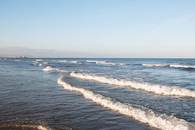 Mer avec vagues et ciel bleu