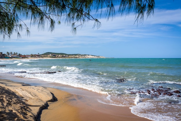 Mer avec des vagues et des dunes à Praia do Sagi Baia Formosa près de l'État de Natal Rio Grande do Norte Brésil