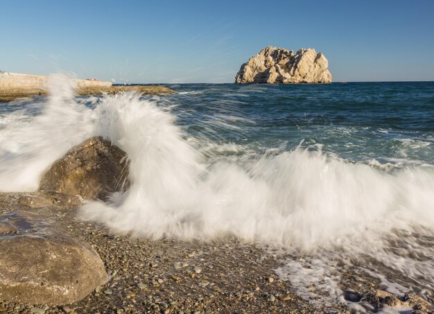 Mer avec vagues et paysage de rochers en mousse