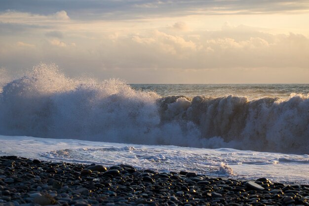 Mer et vagues, temps orageux, vagues et éclaboussures à Batoumi