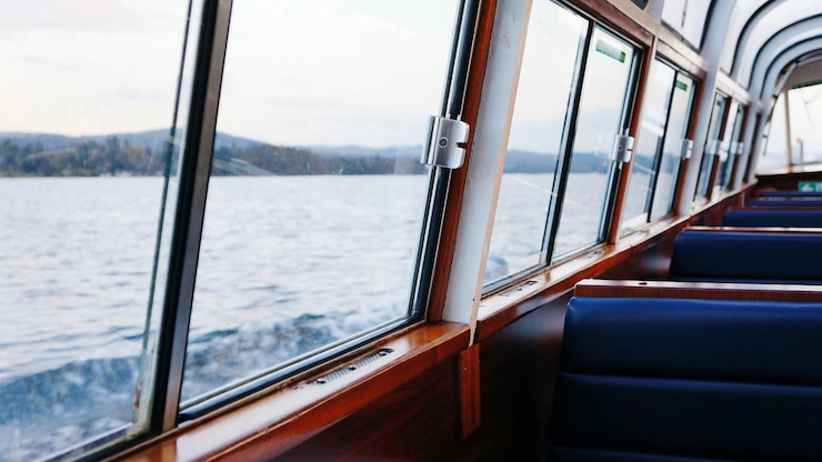 Photo la mer vue depuis les fenêtres du ferry