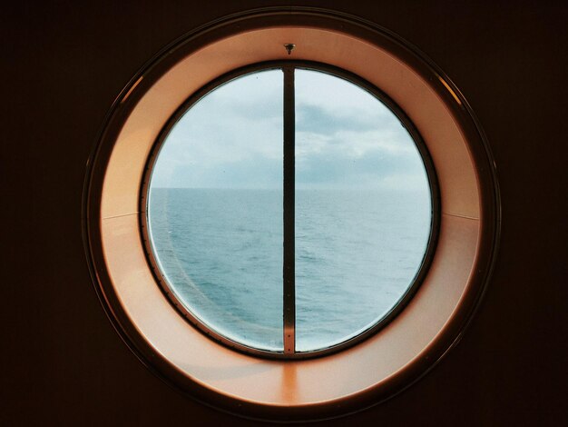 Photo la mer vue par la fenêtre d'un bateau