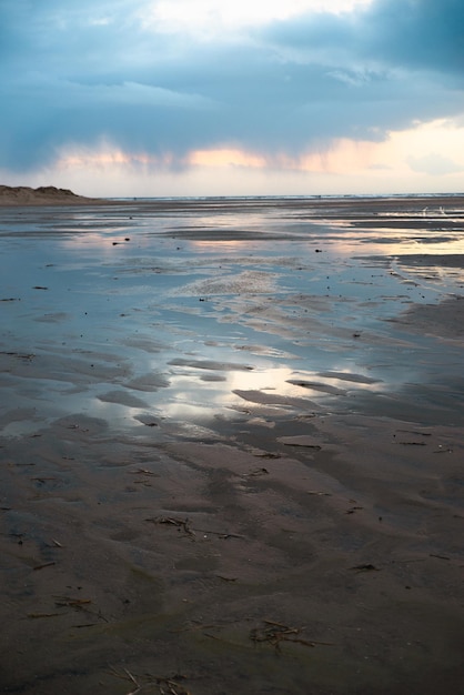 Mer des Wadden à marée basse, paysage de plage de la mer du Nord, côte sur l'île de Romo au Danemark au coucher du soleil