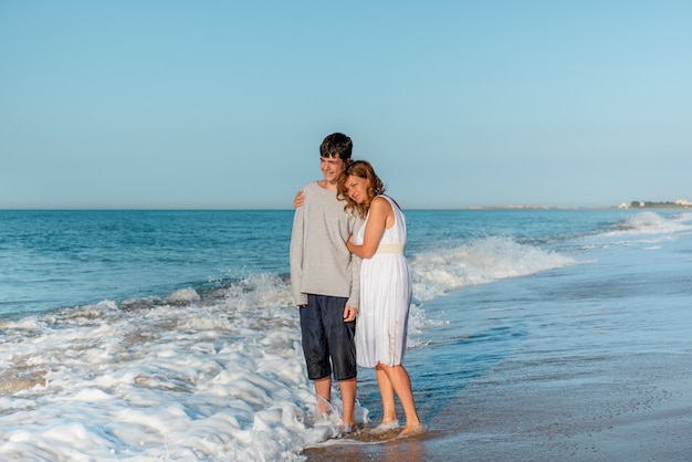 Mère, adolescent, fils, étreindre, plage