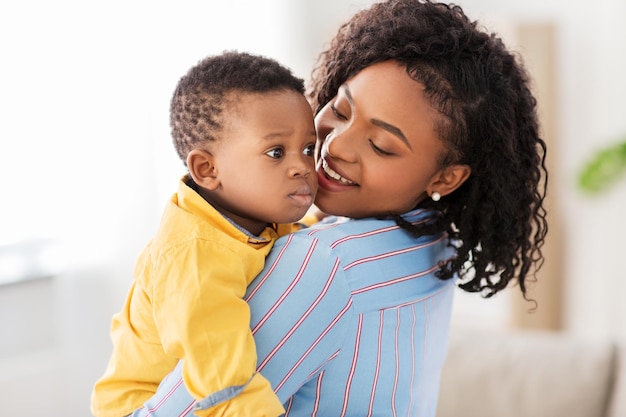 une mère afro-américaine heureuse avec un bébé à la maison