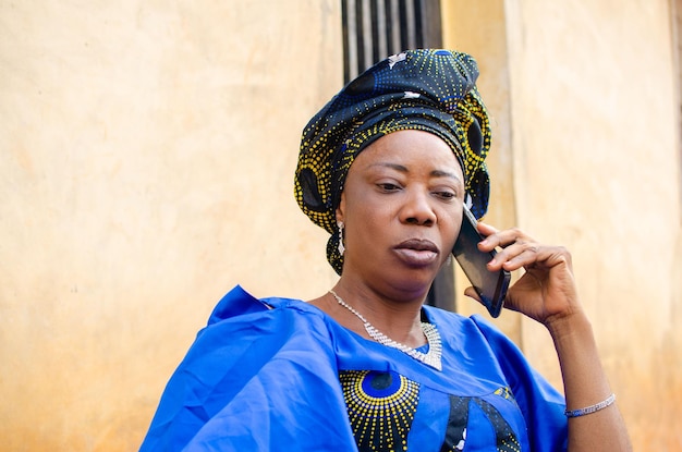 Mère âgée dans un pays africain partageant un moment d'amour sur appel