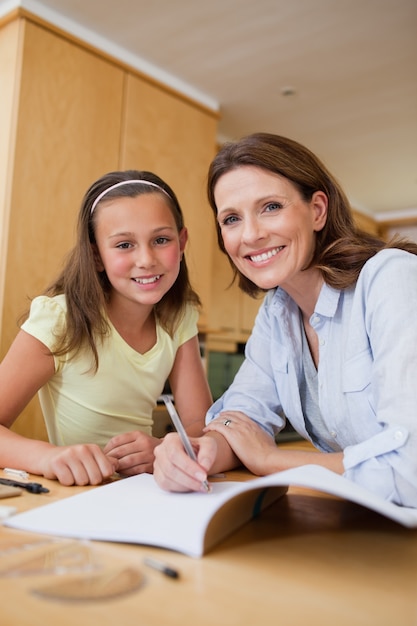 Mère aidant sa fille à faire ses devoirs