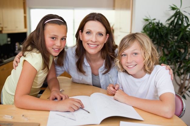 Mère aidant ses enfants à faire leurs devoirs