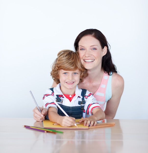 Mère aidant son fils à dessiner