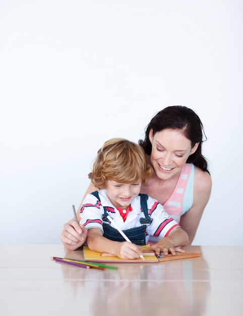 Mère aidant son fils à dessiner