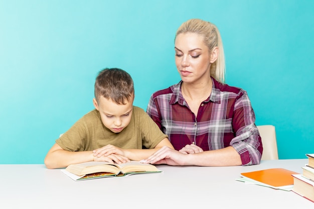 Mère aidant son fils à faire ses devoirs sur rose