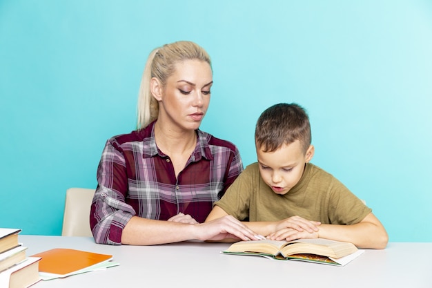 Mère aidant son fils à faire ses devoirs sur rose