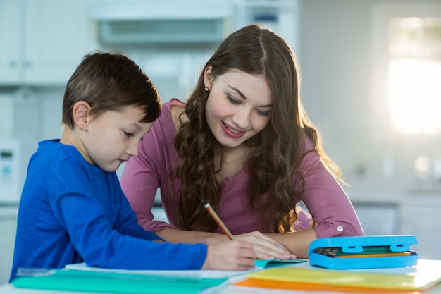 Mère aidant son fils à faire ses devoirs