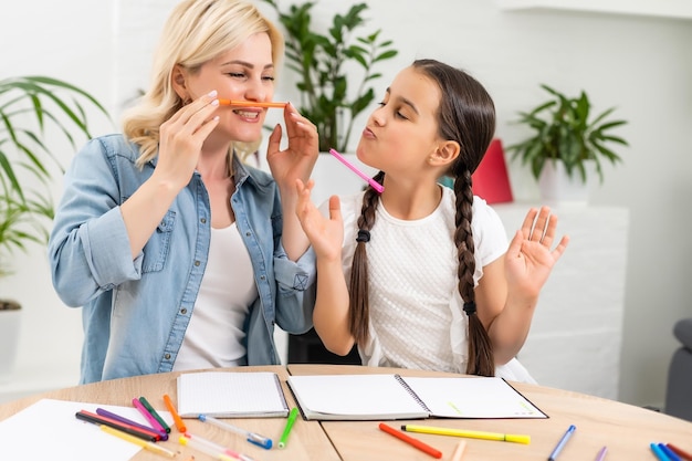 Une mère aide sa fille à faire ses devoirs.