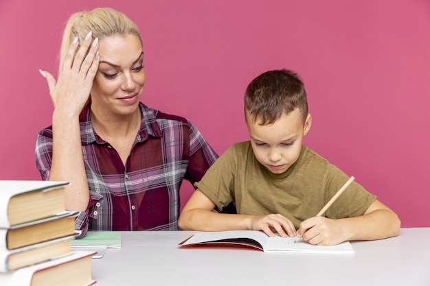 La mère aide son fils à étudier à la maison. École fermée en raison de la quarantaine.