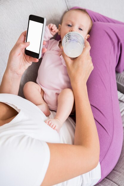 Gros Plan D'une Femme Enceinte Tenant Une échographie Sur Son Ventre. Femme  Enceinte Aime La Première Photo De Son Bébé à Naître Dans Le Cadre