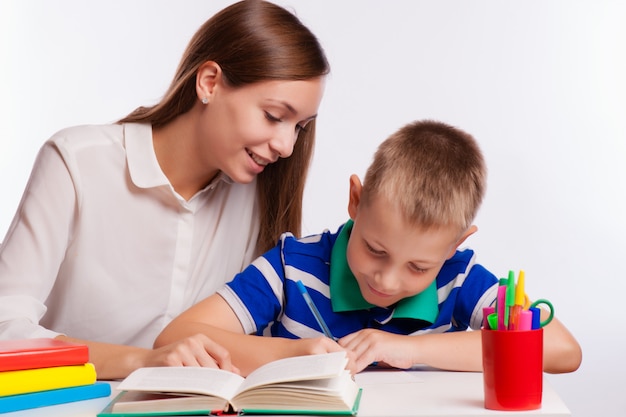 Mère, aider, fils, devoirs, table