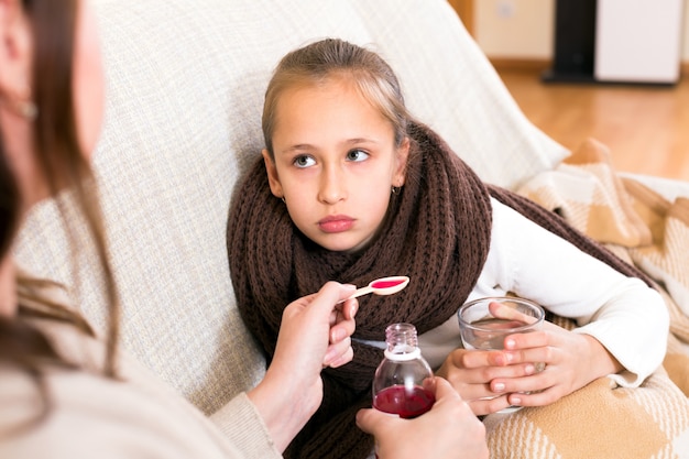 La mère aimante nourrit sa fille