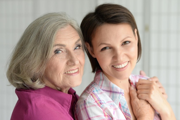 Mère aînée avec sa fille adulte