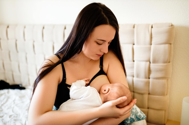 Mère allaitant son bébé à la maison