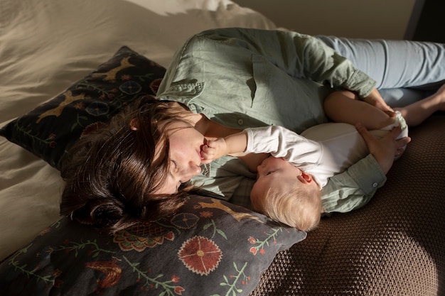 Photo mère allaitant son bébé