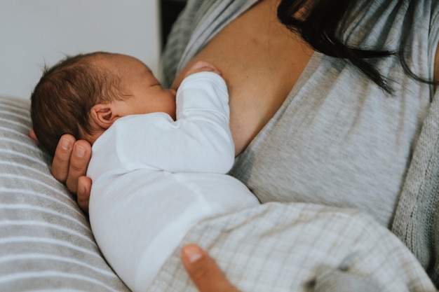 Mère allaite son bébé