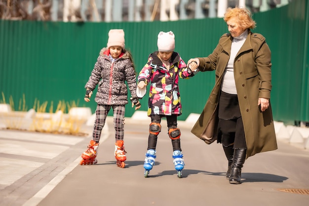 la mère apprend à sa fille à faire du patin à roulettes.