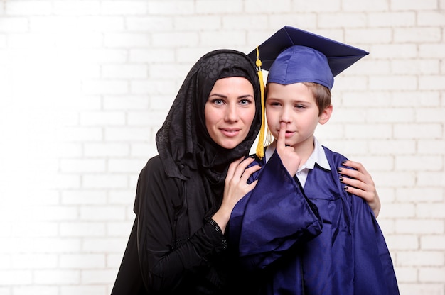 Mère arabe posant avec son fils diplômé