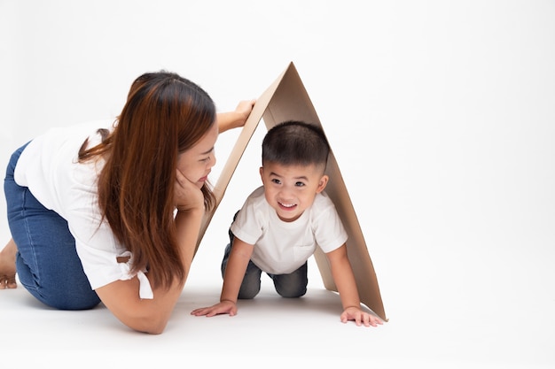 Mère asiatique jouant avec son fils et souriant