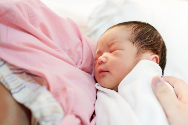 Mère asiatique avec nouveau-né à l&#39;hôpital