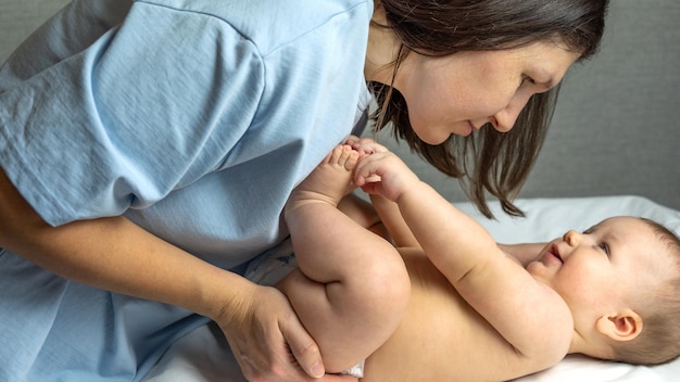 Photo une mère attentionnée caresse et parle à son bébé après une sieste