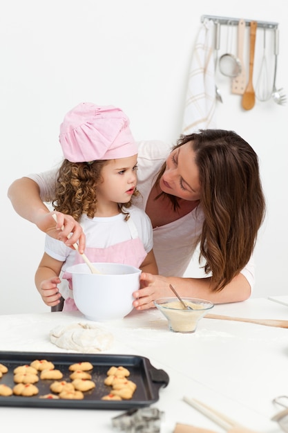 Mère attentive apprendre sa fille comment cuisiner