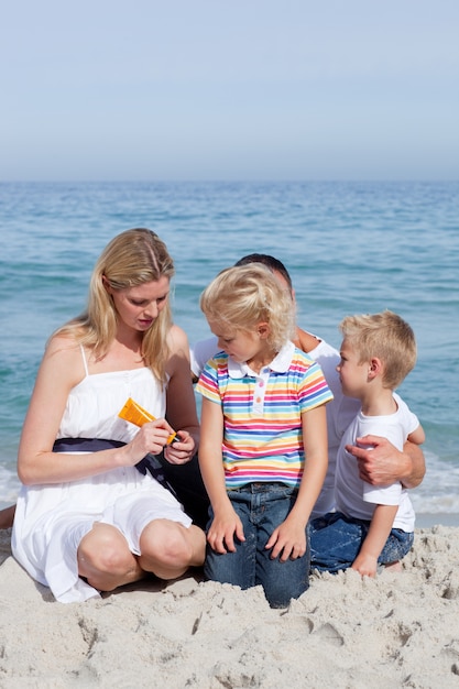 Mère attentive, tenue, crème solaire, à, les, plage