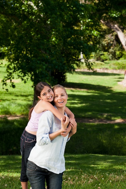 Mère ayant une fille un piggyback