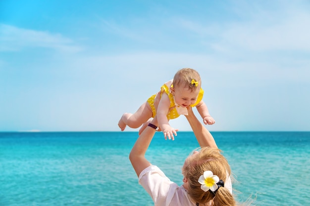 Mère et bébé au bord de la mer