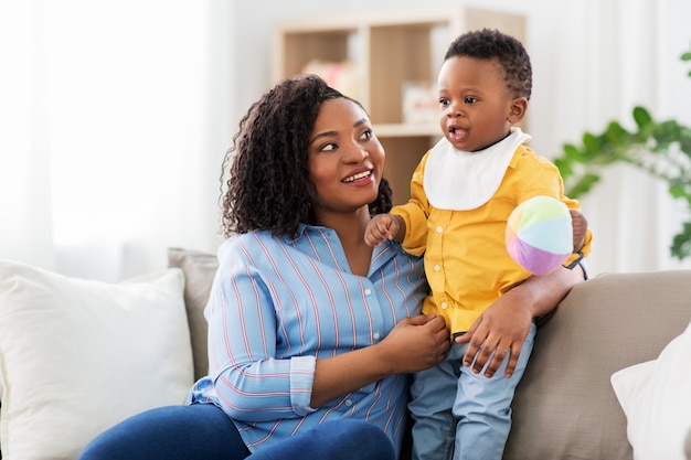 mère et bébé avec la balle à la maison