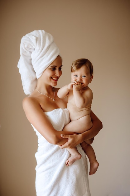 Mère et bébé beau portrait mère et bébé après le bain mère et bébé heureux après la douche