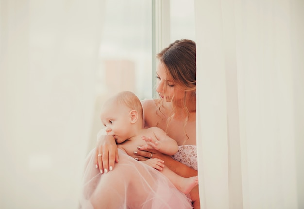 Mère avec bébé dans la chambre