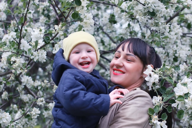 Mère avec bébé dans le jardin de pommiers