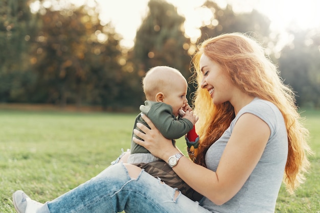 mère avec bébé dans le parc au pique-nique