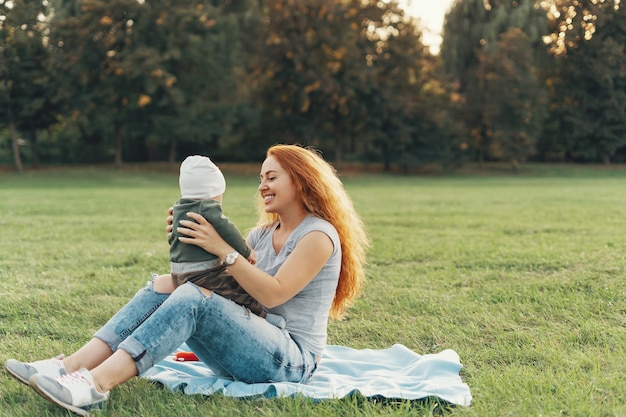 mère avec bébé dans le parc au pique-nique