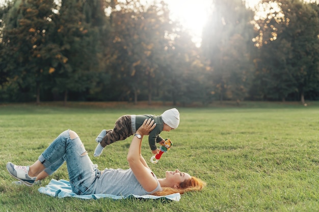 mère avec bébé dans le parc au pique-nique