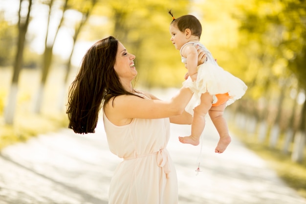 Mère et bébé dans le parc d&#39;été