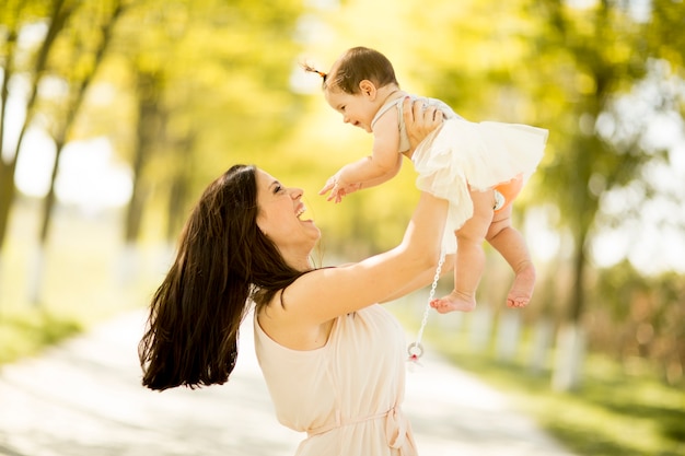 Mère et bébé dans le parc d&#39;été