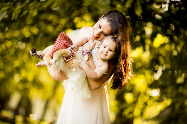 Mère et bébé dans le parc d&#39;été