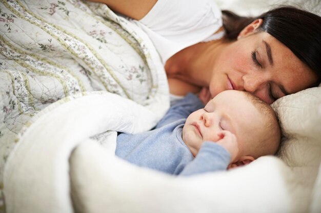 Mère et bébé dormant dans son lit