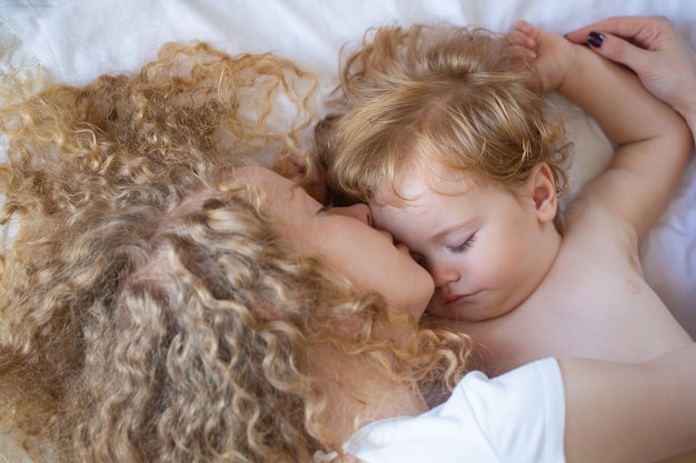 Mère et bébé enfant dormant ensemble de beaux rêves et les enfants dorment